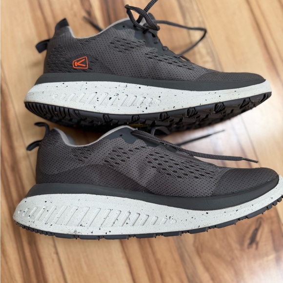 Keen Men's WK 400 Gray and White Athletic Sneakers